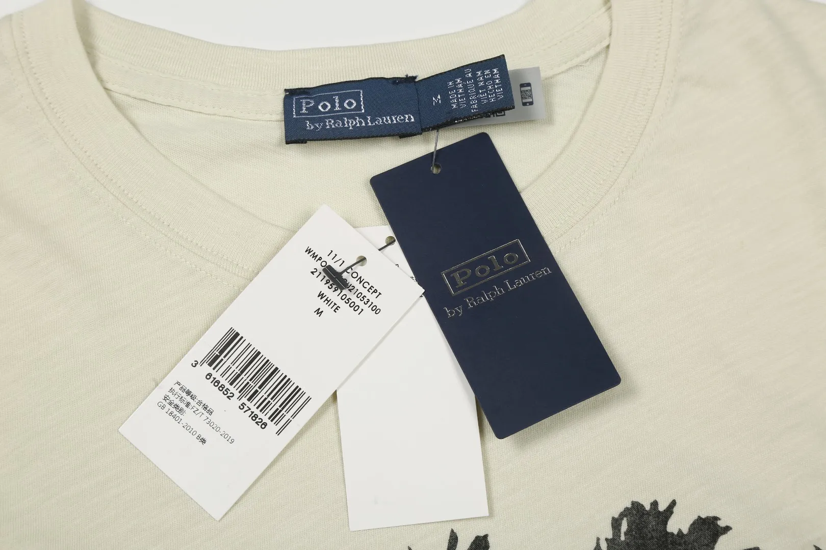 P124 White background picture [Summer hot] Style number: 25050# Color: Mi Xing Size: S to XL - Ralph Lauren/Ralph Lauren 2025SS Summer new Hampton coastal style island coconut palm soft slub cotton short-sleeved Tee - Correct and short version The upper body is more proportional ✅ - Original consistent warp and weft slub cotton, soft and comfortable with a sense of laziness ✅ - RL 25 new coconut tree printed cotton Tee The resort-style coconut tree and island pattern print on the chest enriches the visual beauty. The apricot color and the texture of the bamboo fabric have a very lazy summer style. The loose and short version is not picky about your body shape and brings out the Instagram atmosphere. Highly recommended.